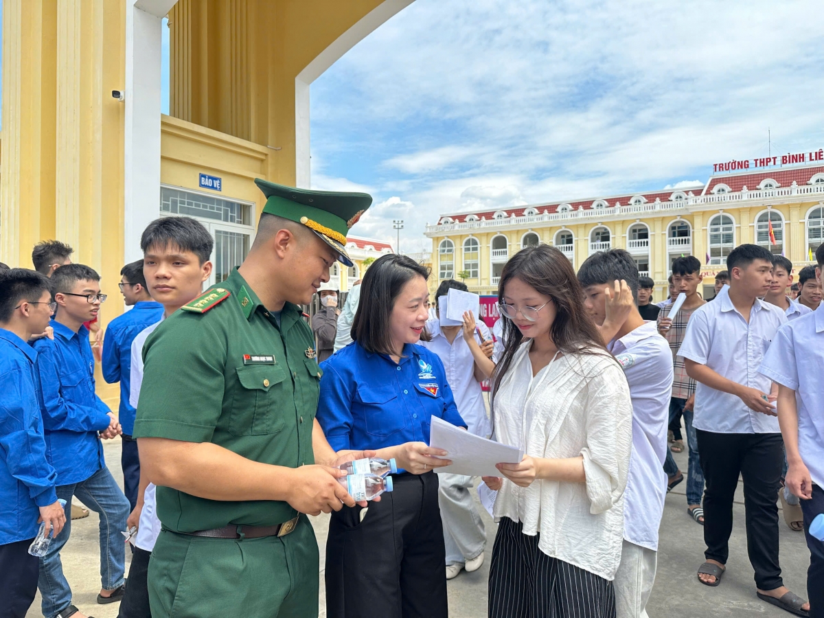 Hỗ trợ thí sinh tại điểm thi số 6 của tỉnh Quảng Ninh - Ảnh: Nguyễn Nam.