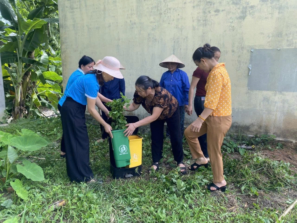 Việc thu gom, phân loại rác được thực hiện thường xuyên - Ảnh: CTV Thúy Kiều - Công Luận/VOV Đông Bắc