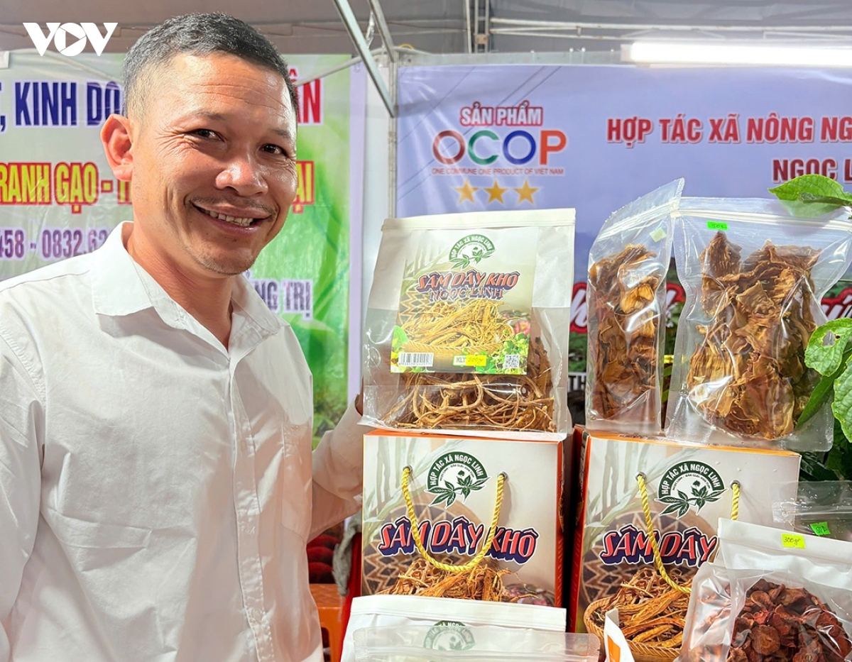 Nhiều dược liệu, các mặt hàng sâm nối tiếng ở vùng cao Quảng Ngãi
được bày bán tại Lý Sơn