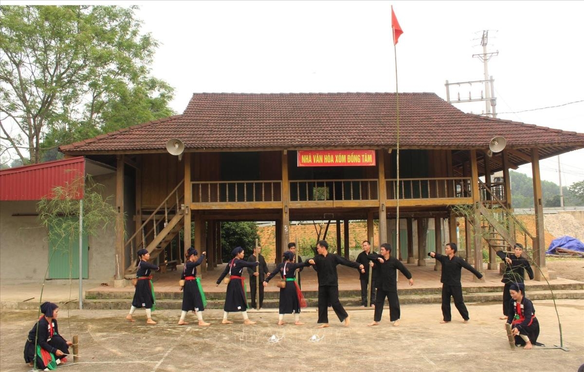 Các nghệ nhân người dân tộc Sán Chay ở tỉnh Thái Nguyên biểu diễn điệu "Tắc Xình" truyền thống - Ảnh: Hoàng Nguyên/TTXVN.