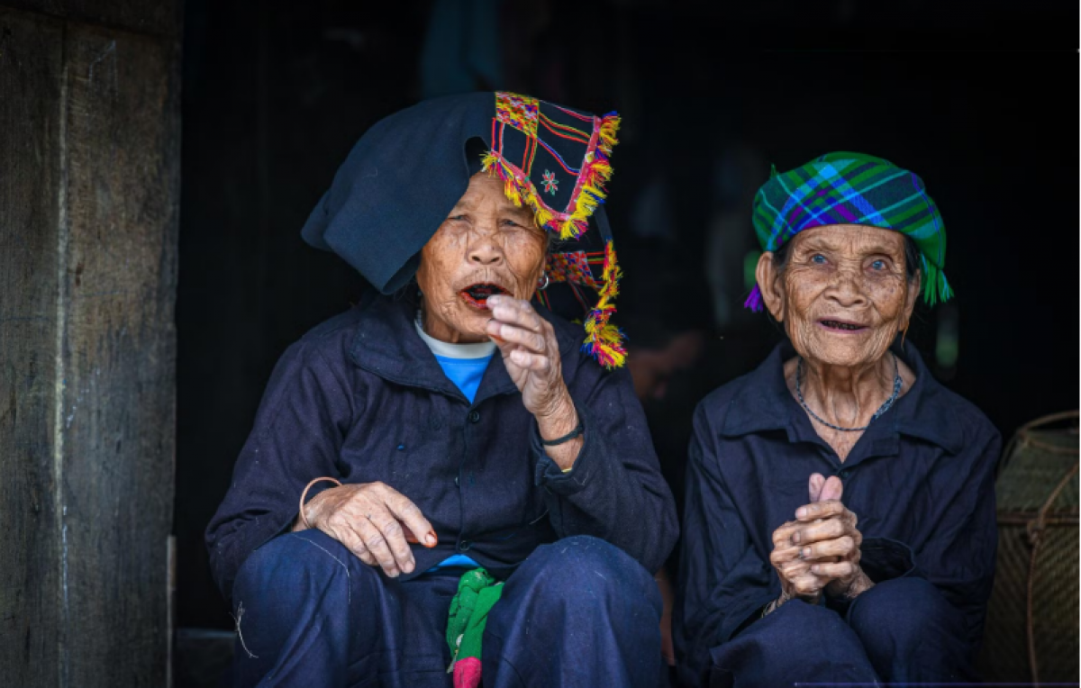 Hai cụ bà dân tộc Kháng - Ảnh: Thành Đạt.