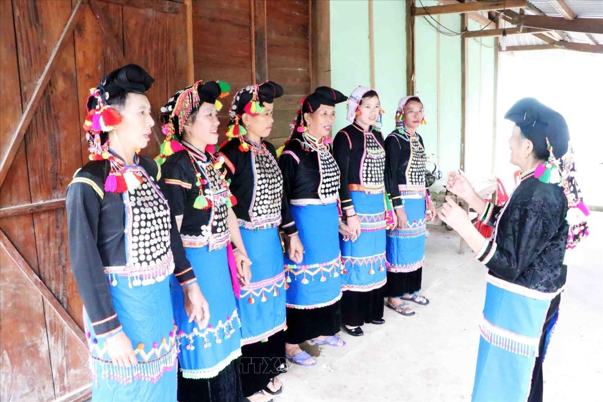 Nghệ nhân Hù Cố Xuân tỉnh Lai Châu đang truyền dạy những bài ca, điệu múa của dân tộc Si La - Ảnh: Công Tuyên/TTXVN.