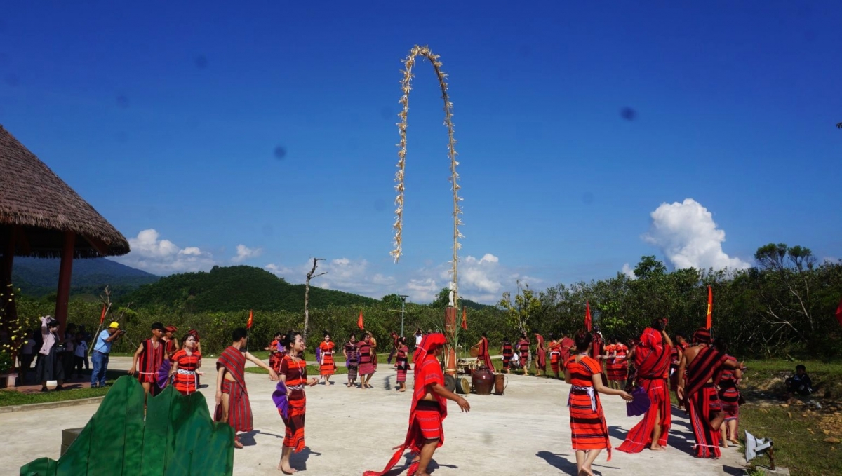 A Riêu Âr Pục - Roh tơleăng lĕm tui tơdroăng dêi mơngế Pa Cô