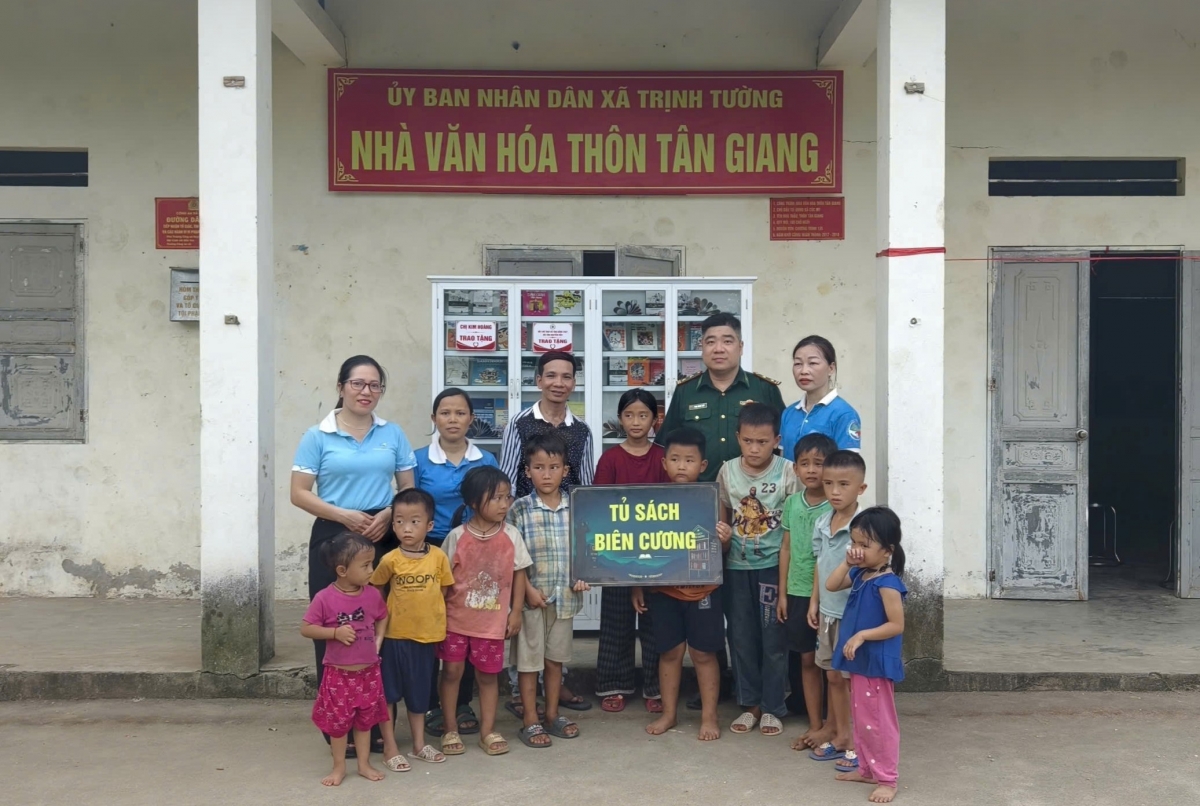 Tủ sách biên cương tạo thêm không gian học tập cho trẻ em vùng biên - Ảnh: Quang Thảo.