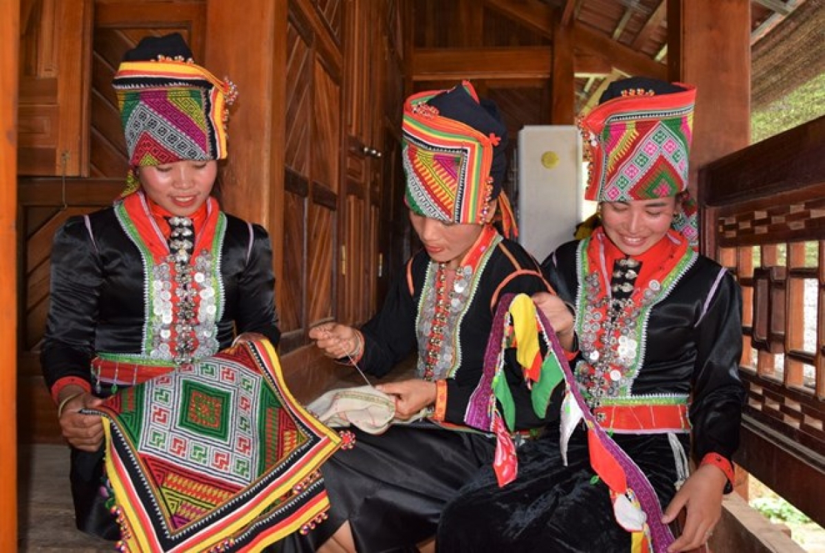 Thêu khăn piêu của dân tộc Khơ Mú tại Sơn La - Ảnh: Trường Sơn.