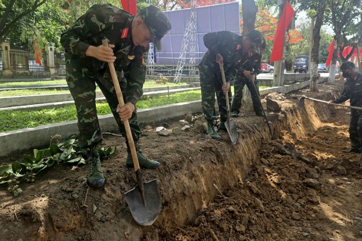 - Krĭng tui duah klang kleh kahan djiê êngiă ti êlan Trường Chinh, ƀuôn hgŭm Đăk Cấm, čar Quảng Ngãi.