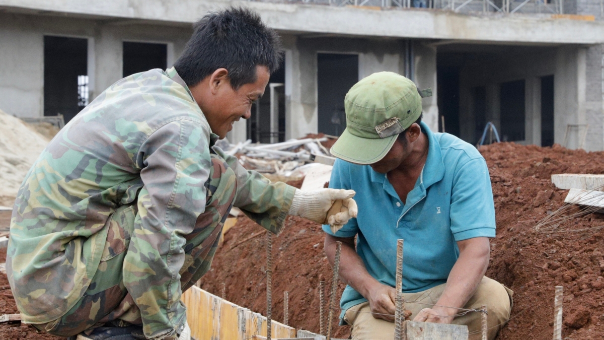 Tranh thủ những ngày tiết trời nắng ráo, nhà thầu chỉ đạo công nhân thực hiện xây dựng các hạng mục phía ngoài trời. Ảnh: Tuấn Long/VOV - Tây Nguyên