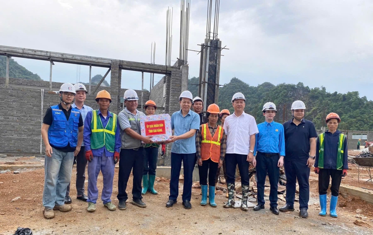 Phó Chủ tịch thường trực UBND tỉnh Cao Bằng Vũ Đình Quang kiểm tra tiến độ trên công trường dự án trường nội trú liên cấp tại các xã Đức Long, Phục Hòa - Ảnh: Báo Cao Bằng