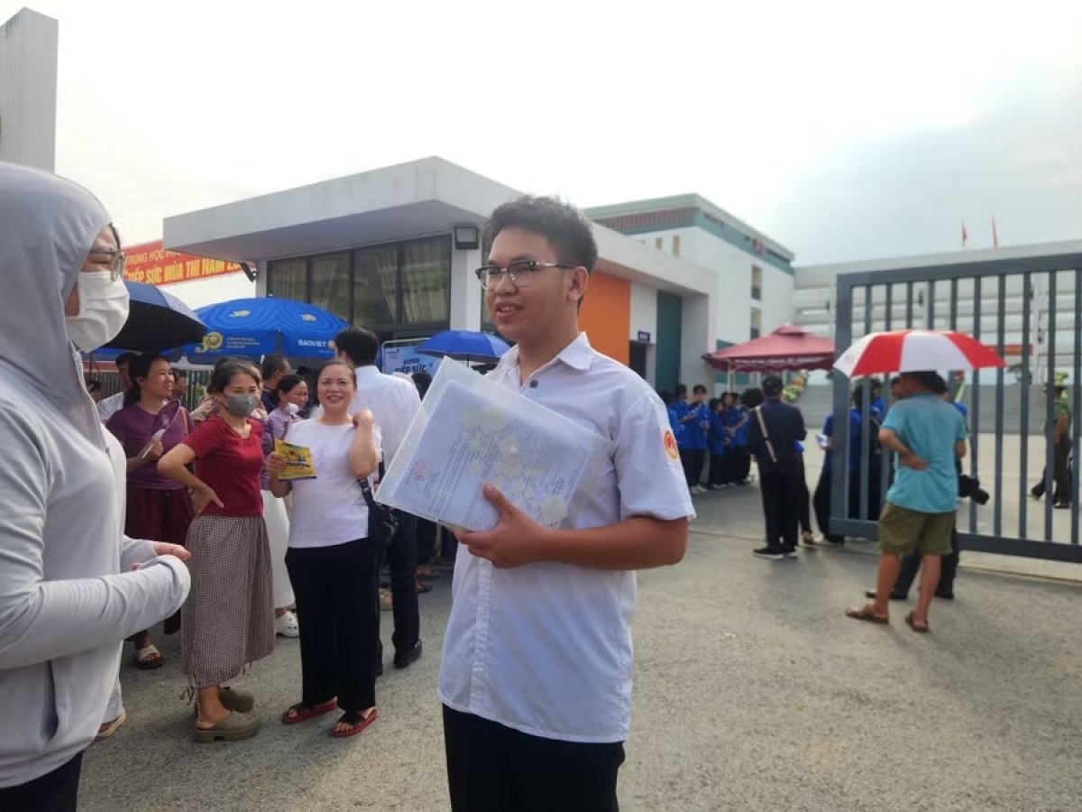 Học sinh Tuyên Quang rời khỏi phòng thi với tâm trạng vui vẻ (Ảnh: Đức Hạnh)