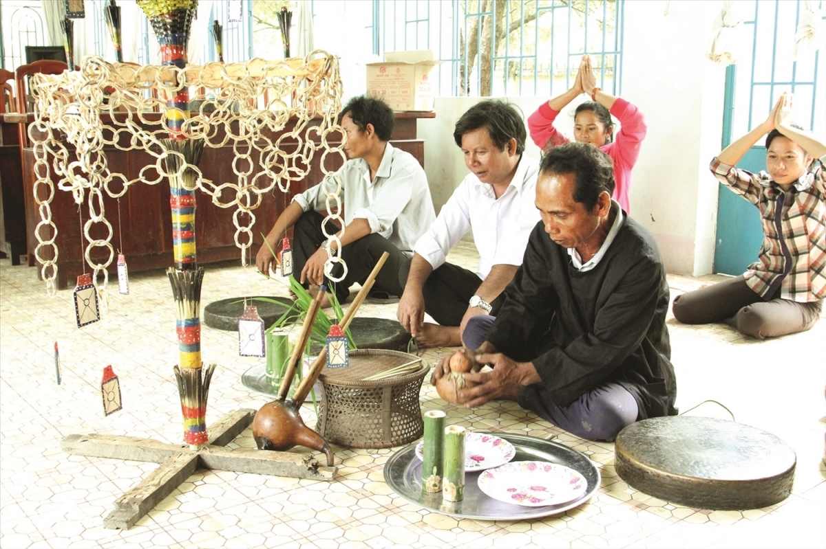 Các nghệ nhân RaGlai tái hiện nghi Lễ ăn mừng đầu lúa mới - Ảnh Thái Sơn Ngọc.