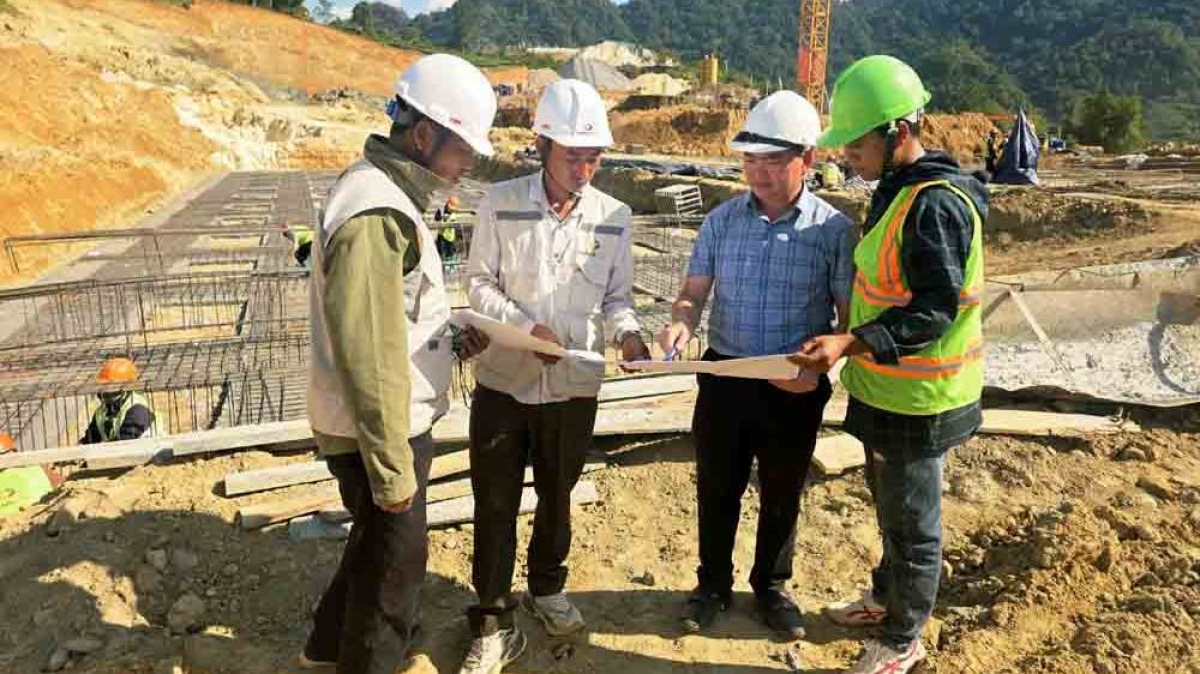 Việc tháo gỡ khó khăn, vướng mắc được chủ đầu tư và nhà thầu thi công thực hiện tại chân công trình.
Ảnh: Khắc Kiên/VOV Tây Bắc