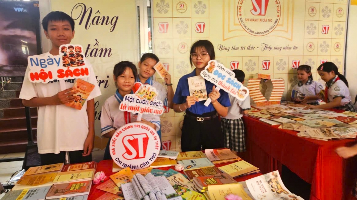 Hội sách chào hè thu hút đông học sinh trên địa bàn tới tham quan, mua sách, trải nghiệm nhiều loại sách khác nhau