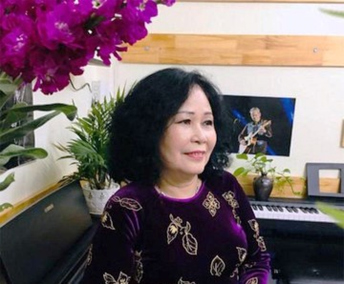 NSƯT Hoàng Thanh n’niên c’moo 1955 đhị Nghệ An. Bêl 14 c’moo, a đoo bơơn moot ooy Đài Phát thanh Giải phóng lâng xang n’năc dưr vaih ca sĩ âng Đội Ca Huế Đài P’rá Việt Nam cơnh lâng bh’rợ ngâm thơ, hát pr’hat miền Trung