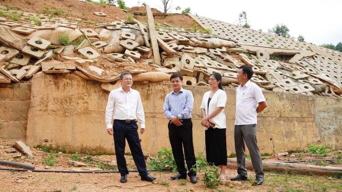 Bà Hồ Thị Minh, Phó Giám đốc Sở Dân tộc và Tôn giáo tỉnh Quảng Trị đi kiểm tra công trình sử dụng nguồn vốn chương trình MTQG 1719 trên địa bàn - Ảnh: Phạm Tiến/Vietnamnet.