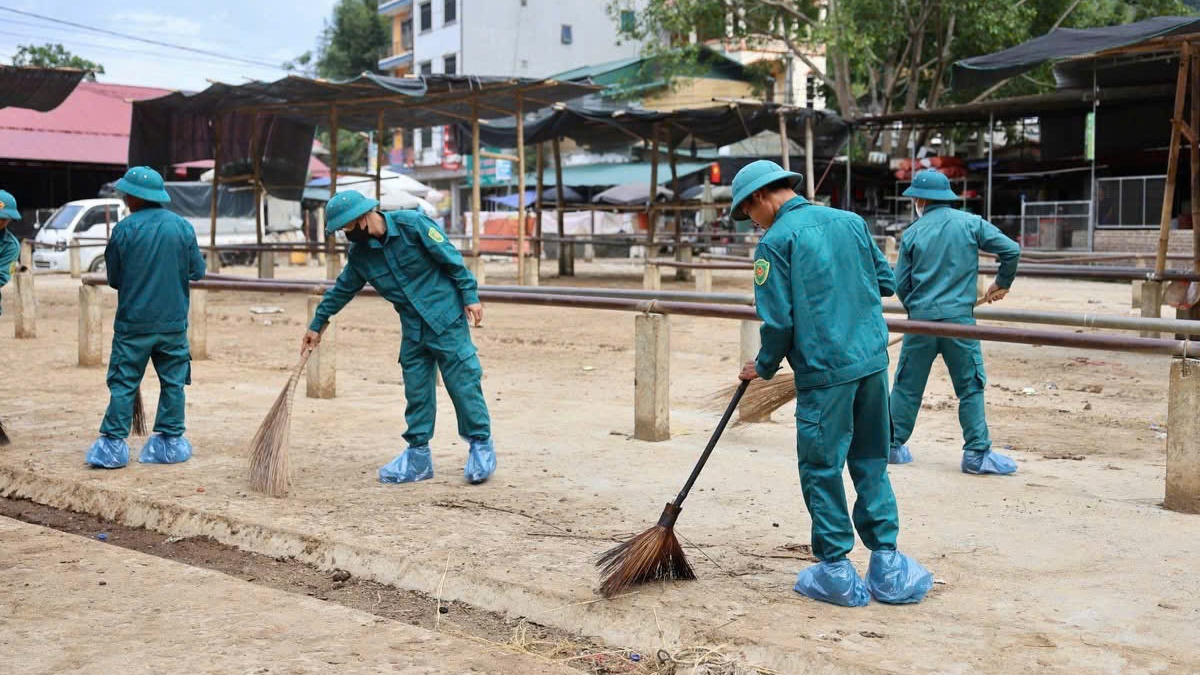Xã Nghiên Loan huy động lực lượng 50 chiến sỹ dân quân tự vệ tham gia quét dọn, khử trùng tiêu độc tại chợ gia súc Nghiên Loan - Ảnh: Công Luận- Thúy Kiều/VOV Đông Bắc
