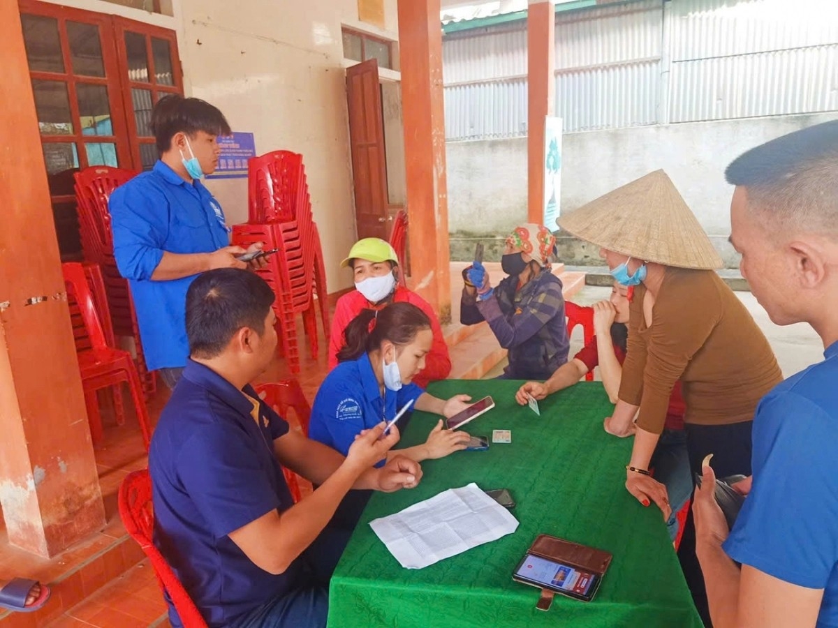 Xã Sơn Tây huy động lực lượng thanh niên hỗ trợ giúp nngười dân, doanh nghiệp chuyển đổi số, phát triển kinh tế.