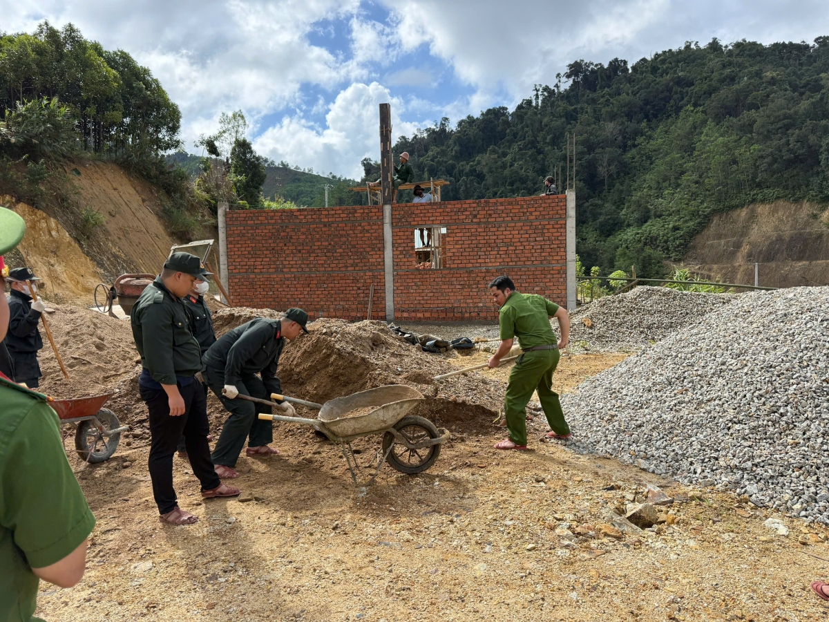 Công an giúp dân dựng nhà sau bão lũ