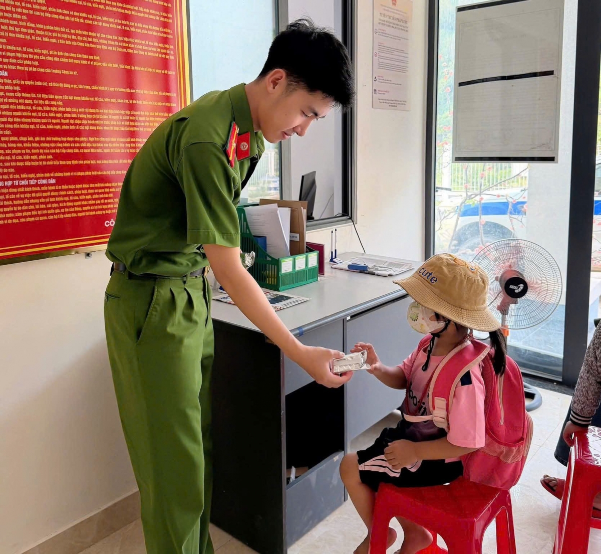 Món quà nhỏ các chú Công an La Dêê dành cho các cháu đến làm CCCD
 