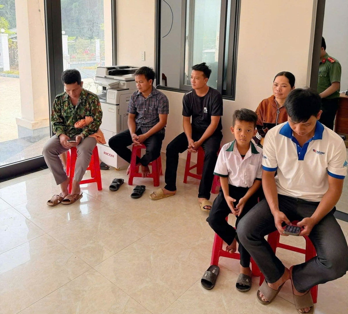 Giờ nào bà con đến làm CCCD cho trẻ thì giờ đó Công an xã La Dêê hỗ trợ người dân
 
