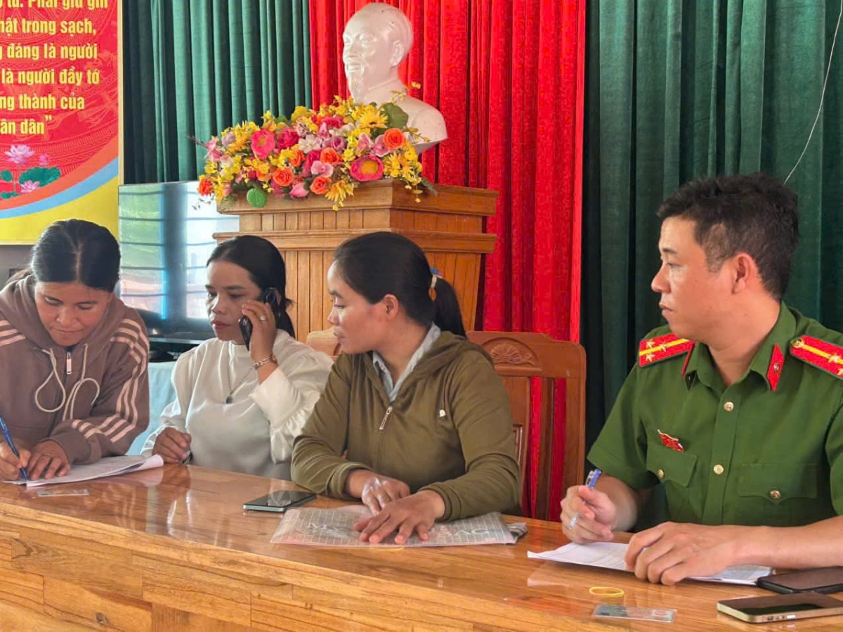 Một buổi xuống dân của Công an xã La Dêê 
 