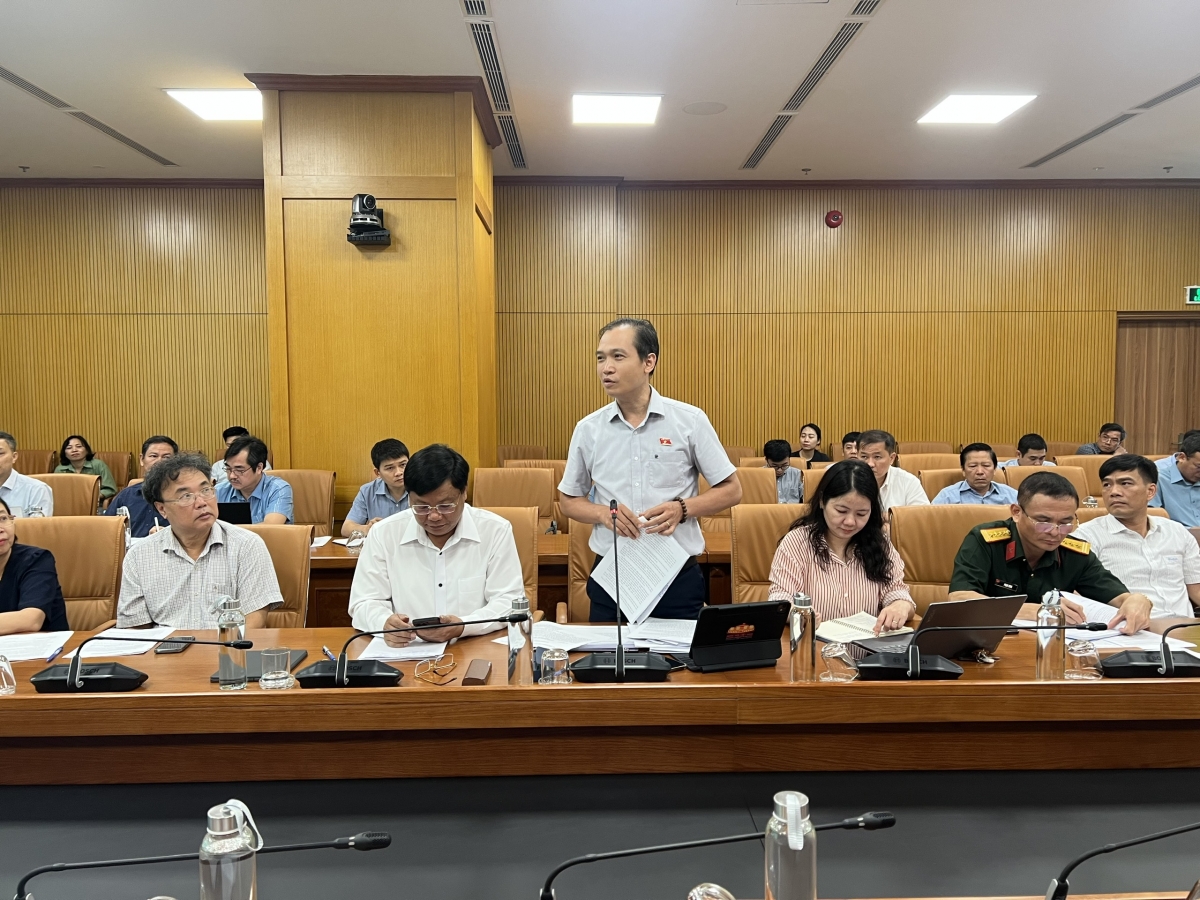 Các đại biểu đóng góp ý kiến vào dự thảo Luật phòng chống thiên tai thay thế