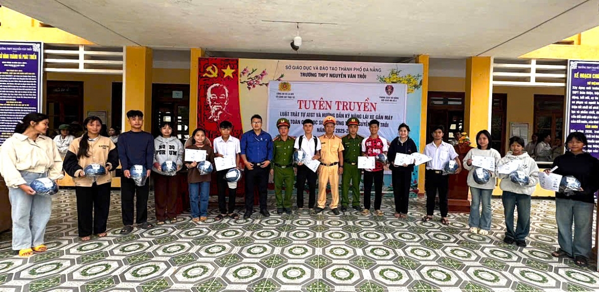 Công an xã La Dêê tặng mũ bảo hiểm cho học sinh nghèo, hoàn cảnh khó khăn 
 