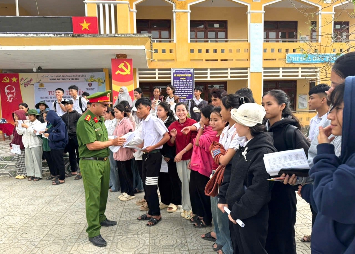 Công an xã La Dêê trong một buổi tuyên truyền giao thông tại trường học 
 