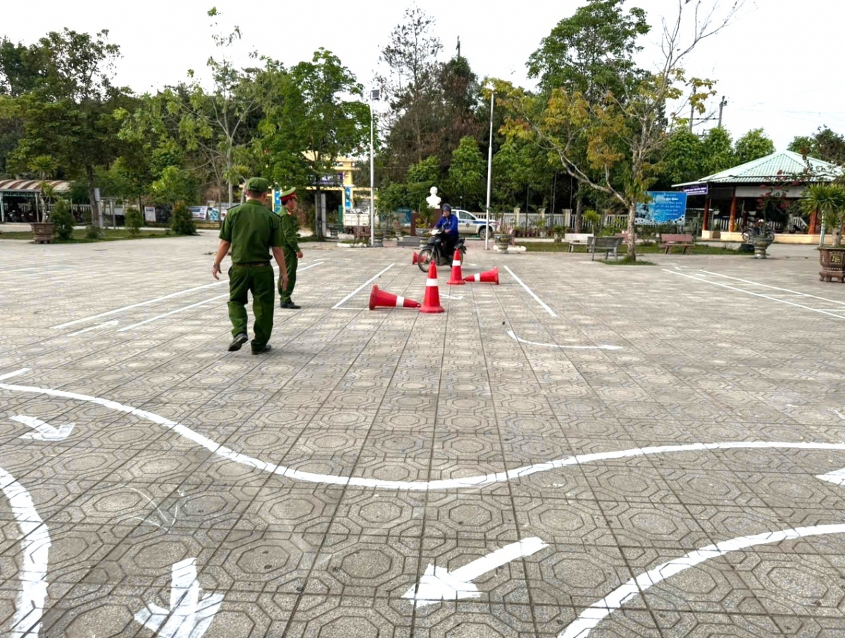 Cán bộ công an hỗ trợ người dân tập luyện bài thi sa hình 
 