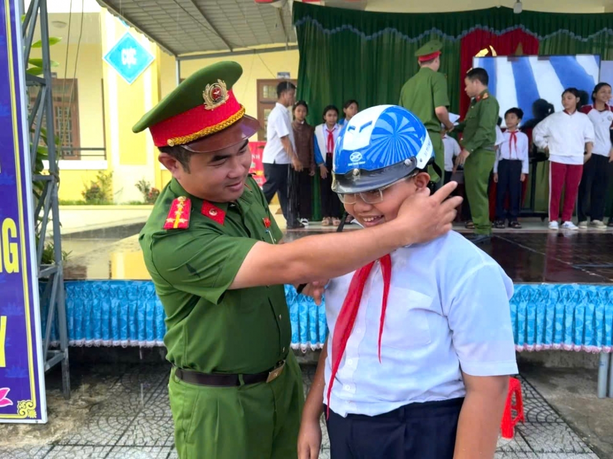 Nhiều học sinh các trường được Công an xã La Dêê tặng mũ bảo hiểm 
 