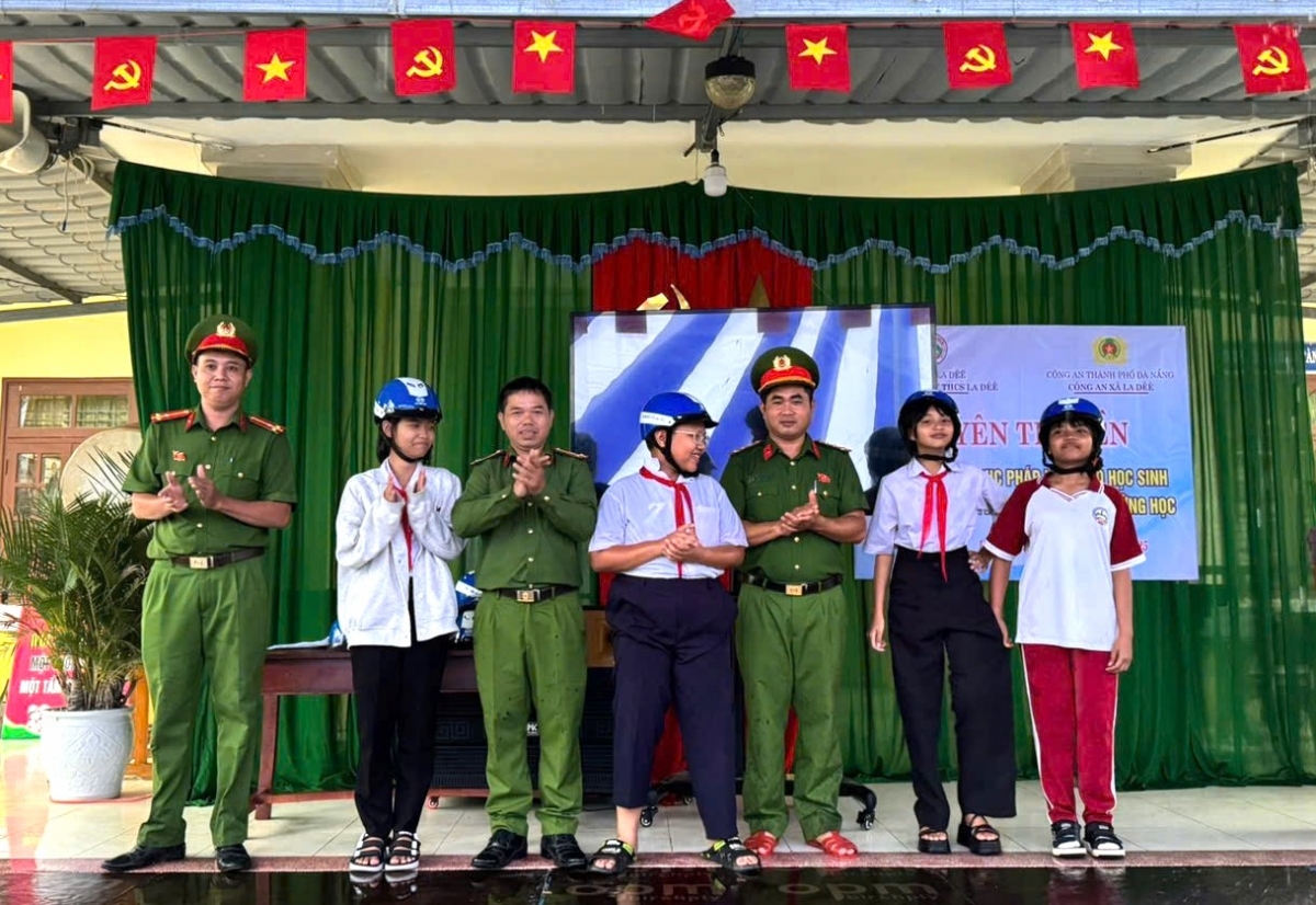 Hằng năm, Công an xã La Dêê đều tổ chức tuyên truyền an toàn giao thông cho học sinh
 