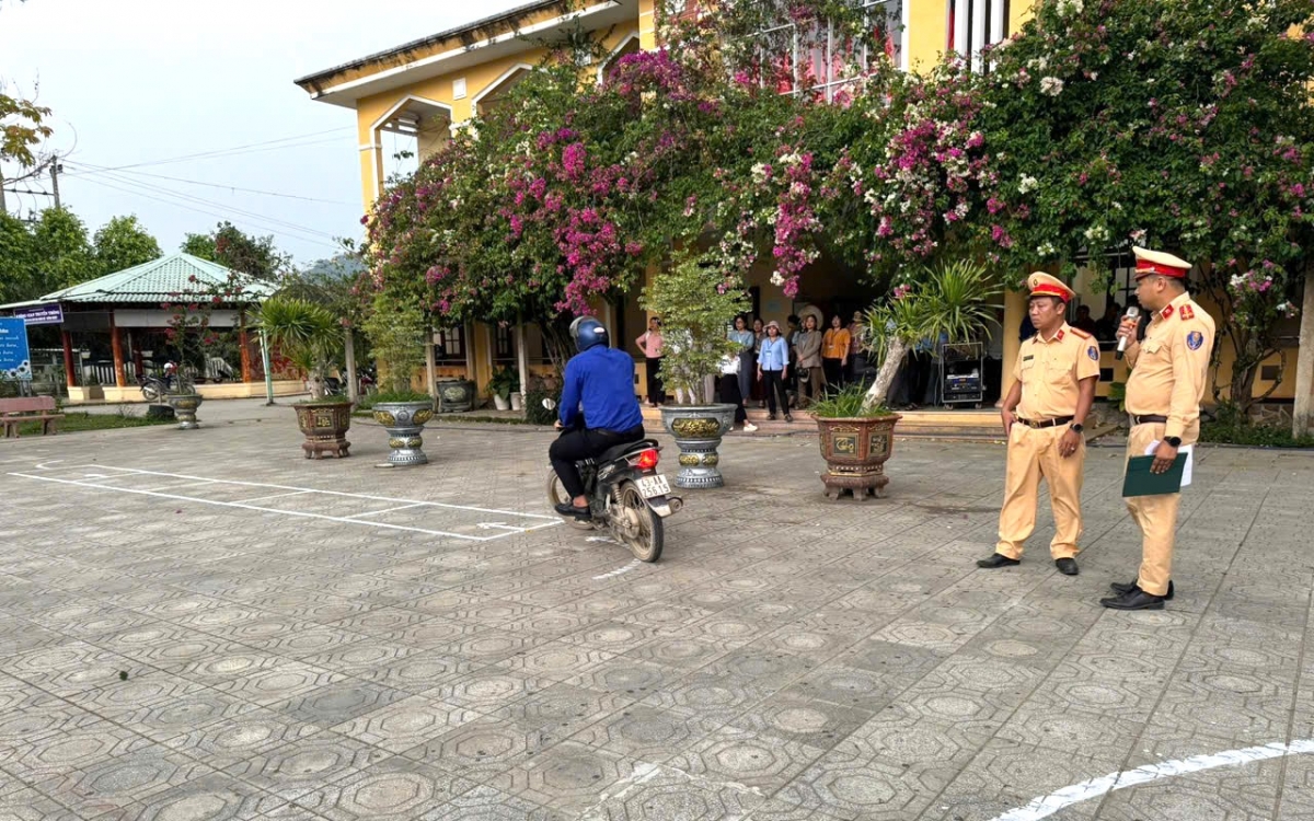 Công an xã La Dêê hỗ trợ người dân tập bài thi sa hình 
 
