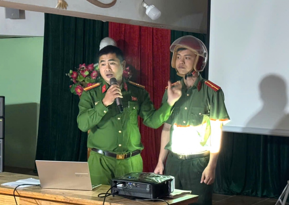 Công an xã La Dêê tranh thủ buổi tối xuống thôn, bản tuyên truyền về an toàn giao thông
 