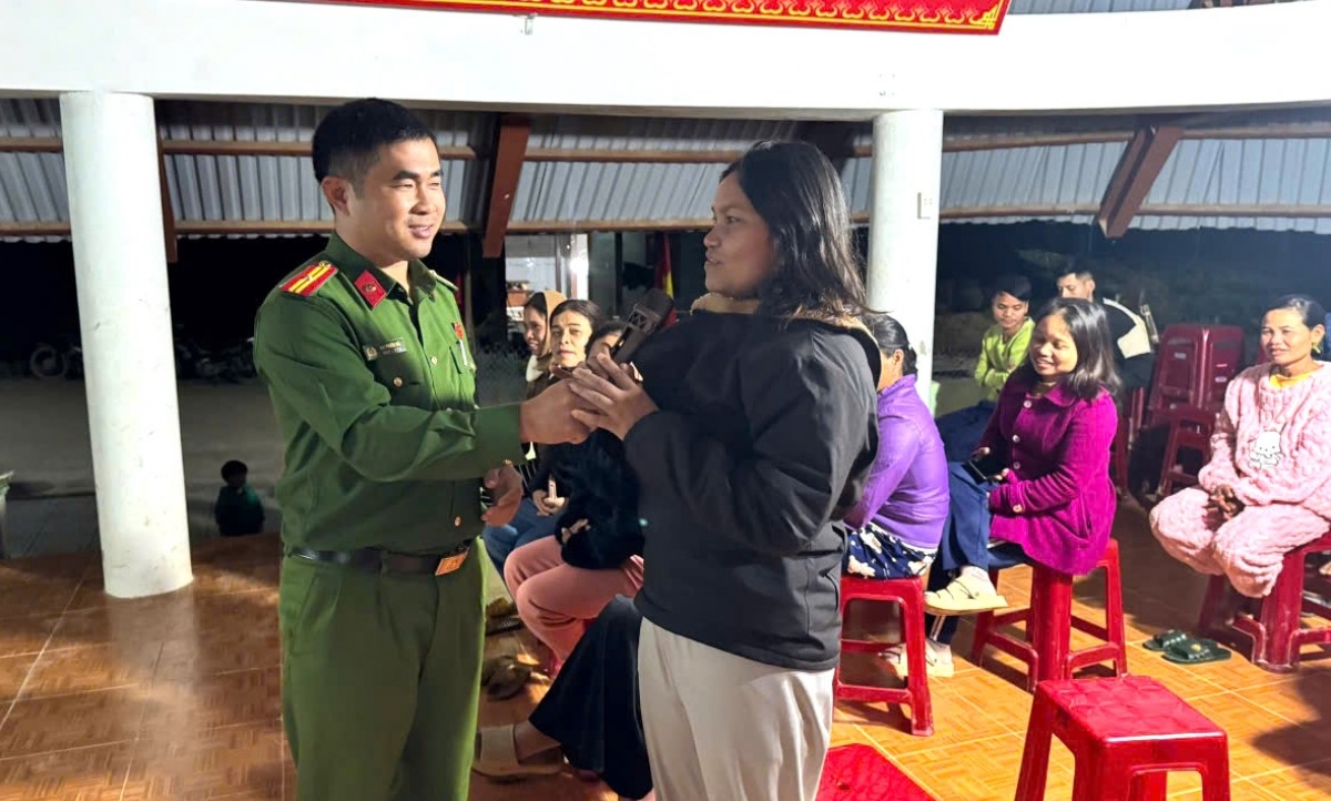 Những buổi tuyên truyền tại cơ sở
góp phần vun đắp tình cảm giữa người dân và lực lượng Công an Nhân dân 
 