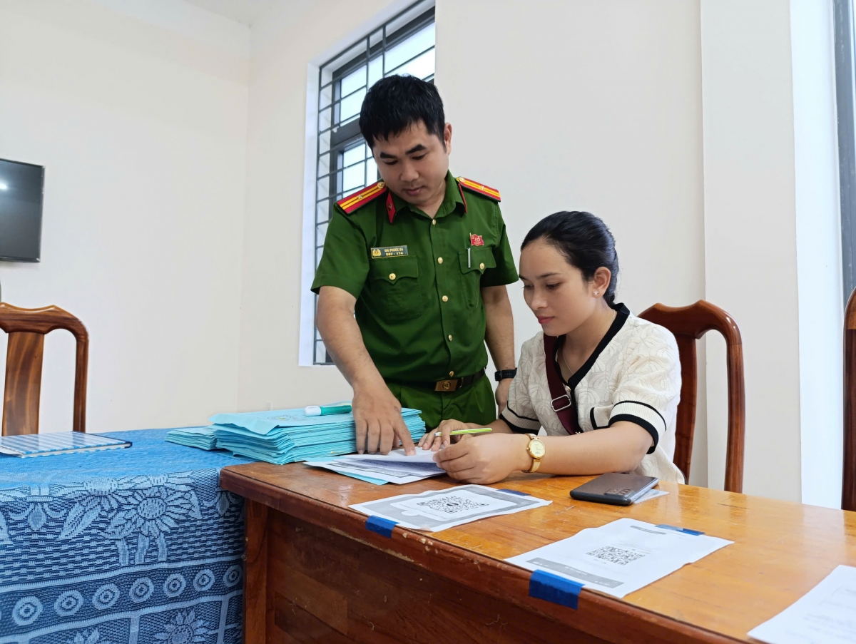 Thiếu tá Mai Phước Đà hỗ trợ người dân làm hồ sơ thi sát hạch GPLX 
 