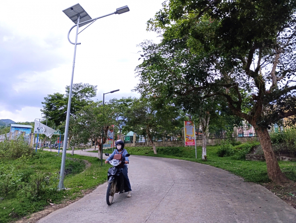 Người dân chấp hành Luật Trật tự, an toàn giao thông đường bộ