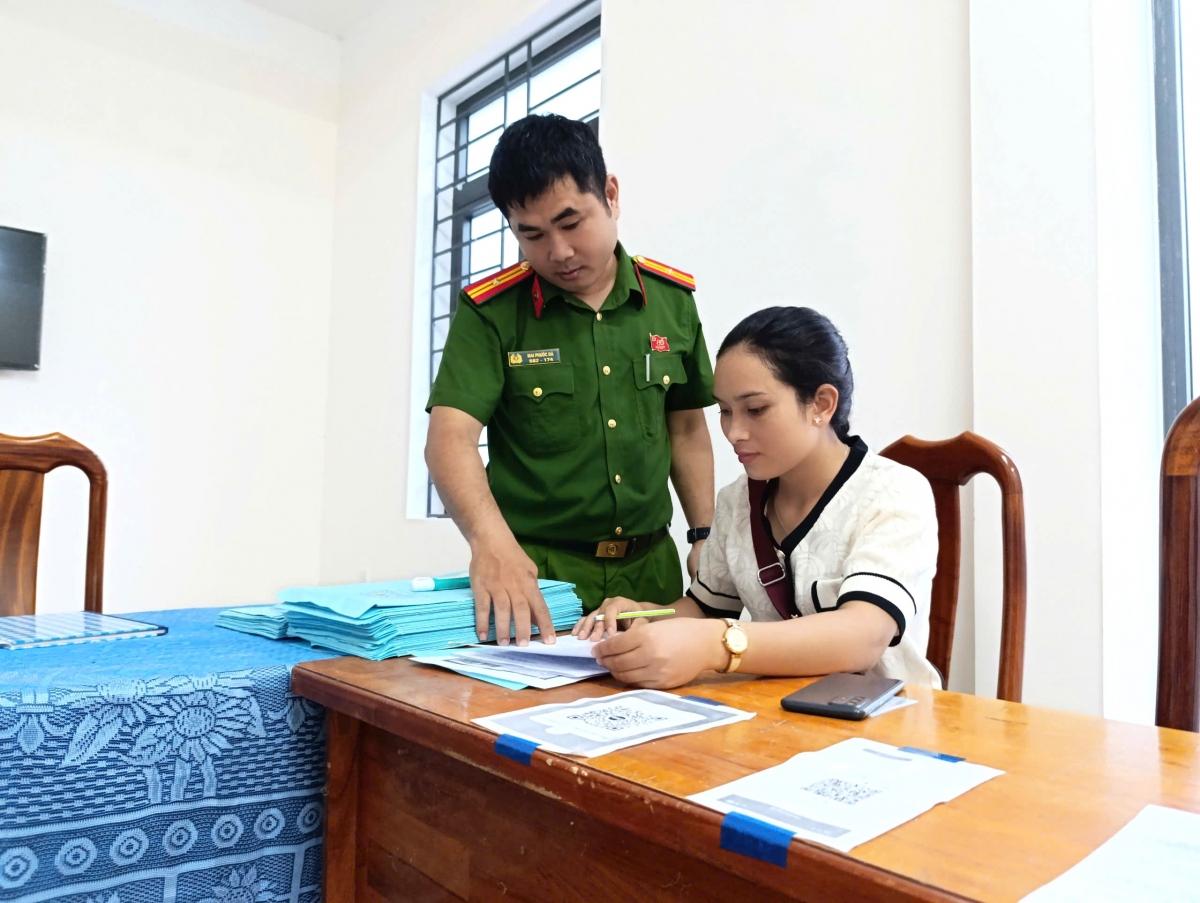 Chị Alăng Tươi được Công an xã La Dêê hỗ trợ giấy tờ hoàn tất hồ sơ thi GPLX 
 