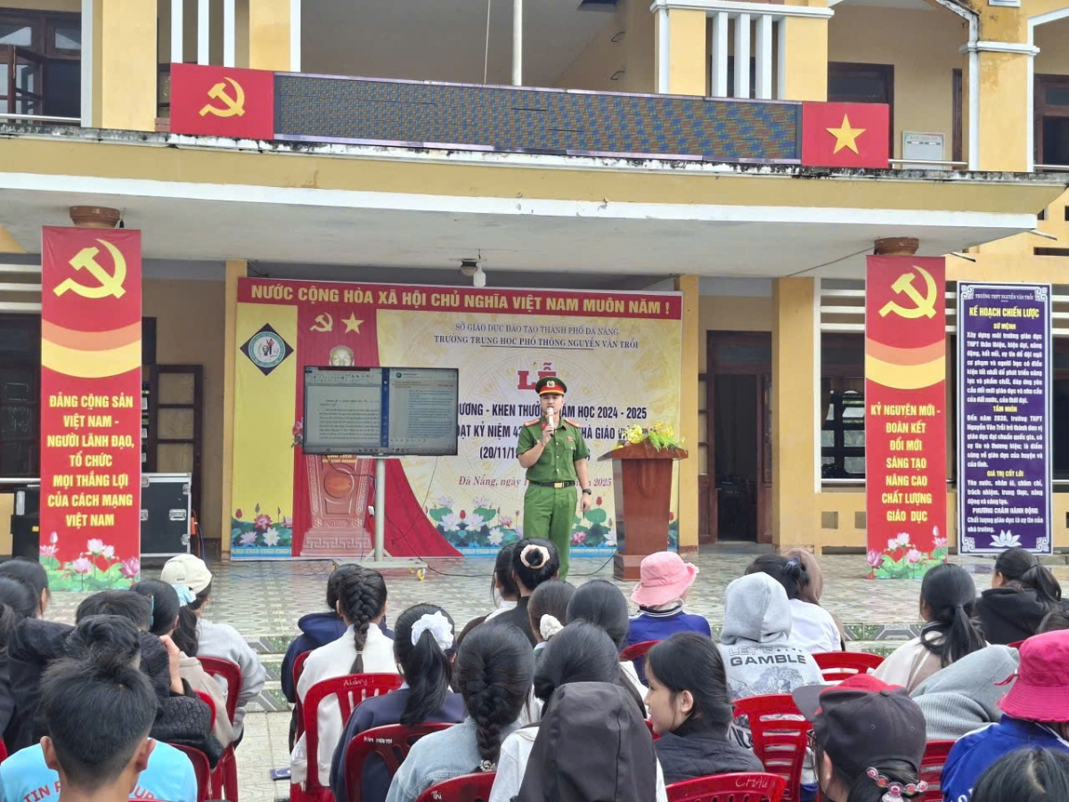 Một buổi tuyên truyền Luật Trật tự, an toàn giao thông đường bộ tại trường học 
 