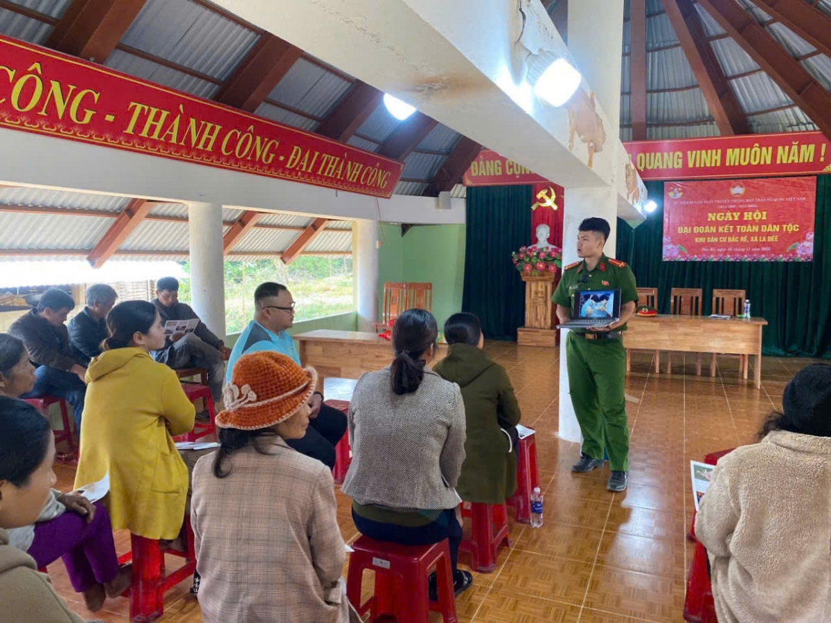 Công an xã La Dêê xác định tuyên truyền là công tác xuyên suốt, nâng cao ý thức người dân 
 