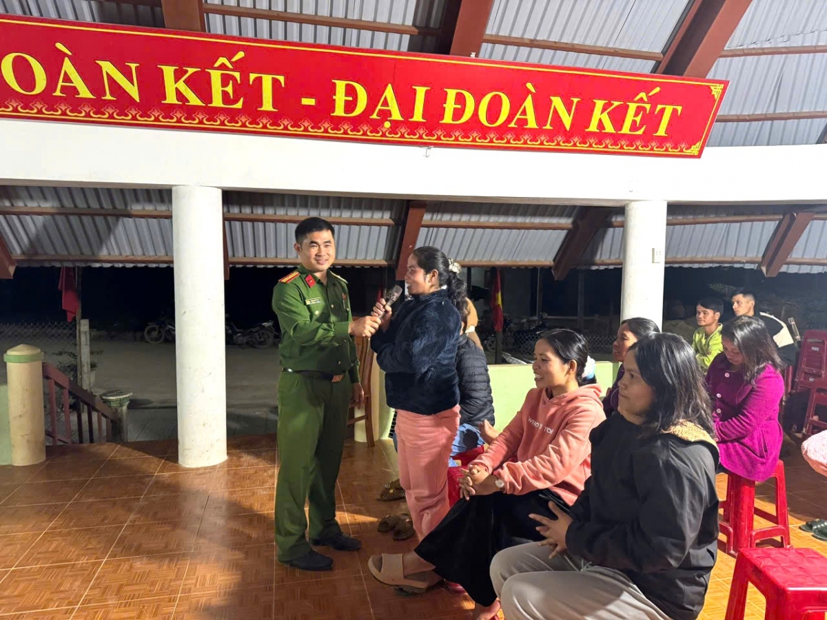 Công an xã La Dêê tranh thủ tuyên truyền tại thôn vào ban đêm 
 