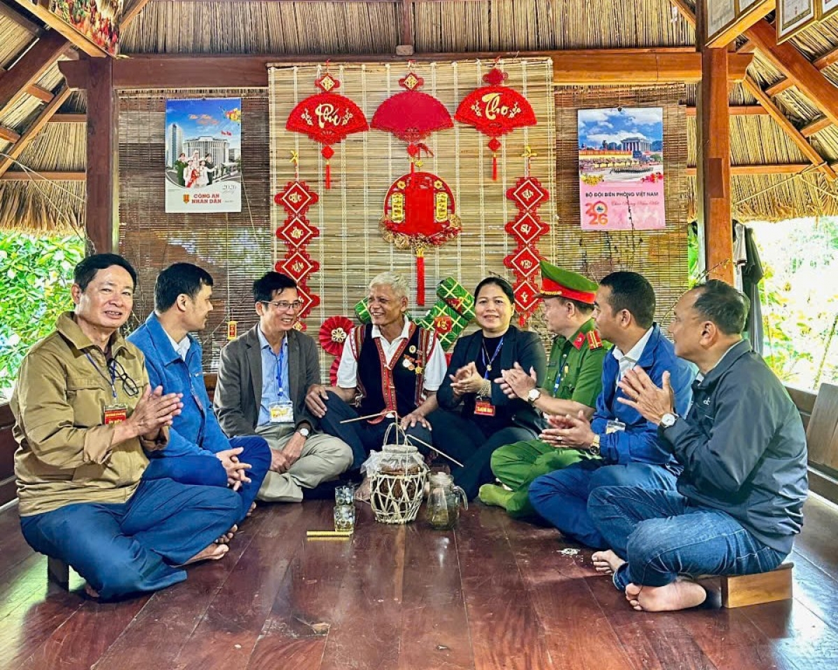 Lãnh đạo xã Đắc Pring xuống cơ sở nắm bắt tâm tư, nguyện vọng cảu bà con
 