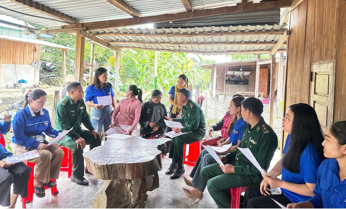 Đi từng ngõ, gõ từng nhà, đưa chủ trương của Đảng vào đời sống người dân 
 