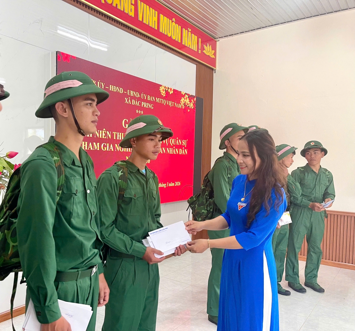 Chị Un Thị Kim, Bí thư Đoàn xã Đắc Pring tặng quà, động viên thanh niên nhập ngũ 
 