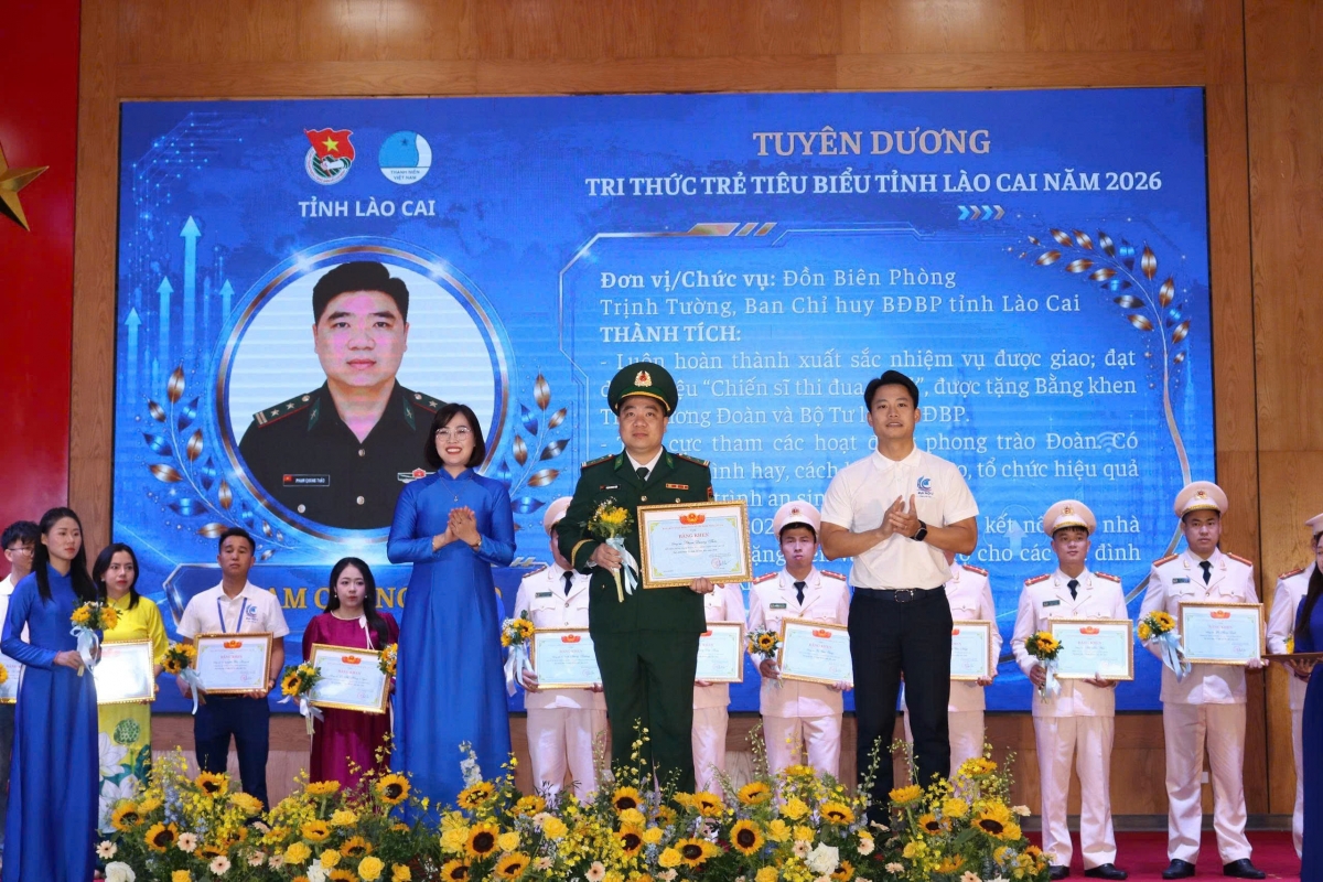 Trung tá Phạm Quang Thảo nhận bằng khen tri thức trẻ tiêu biểu tỉnh Lào Cai năm 2026 - Ảnh: Thành Thuận.