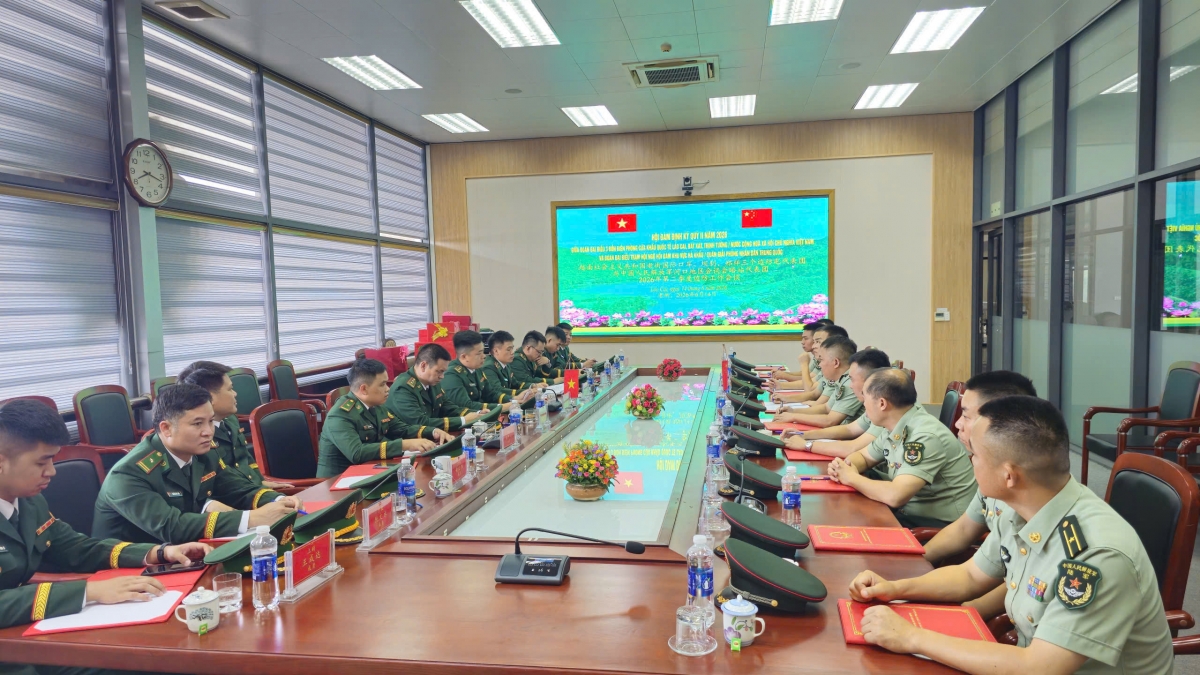 Quang cảnh buổi hội đàm định kỳ Quý II năm 2026 giữa đại diện các Đồn Biên phòng thuộc Bộ đội Biên phòng tỉnh Lào Cai (Việt Nam) và Trạm Hội ngộ Hội đàm Hà Khẩu (Quân giải phóng nhân dân Trung Quốc) tại Nhà liên ngành Cửa khẩu đường bộ quốc tế số 2 Kim Thành, Lào Cai. Ảnh: BP Lào Cai 