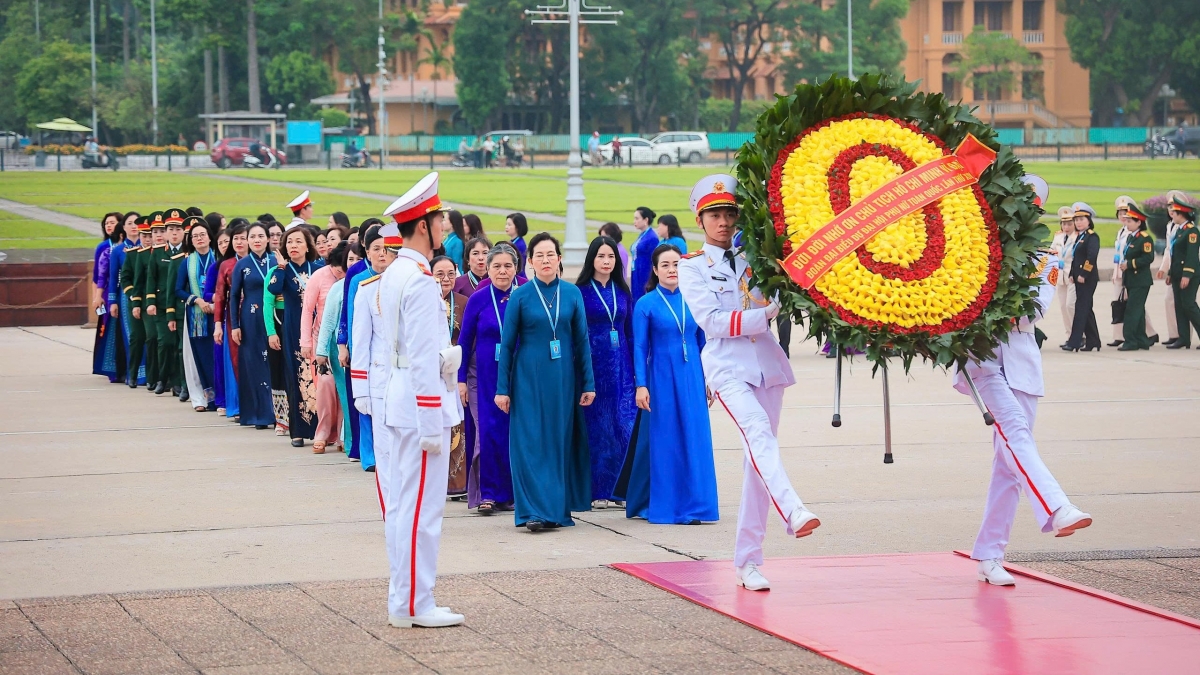 Trước khi diễn ra Đại hội, các Đại biểu viếng Lăng Chủ tịch Hồ Chí Minh và dâng hương Đài tưởng niệm các Anh hùng liệt sĩ.
