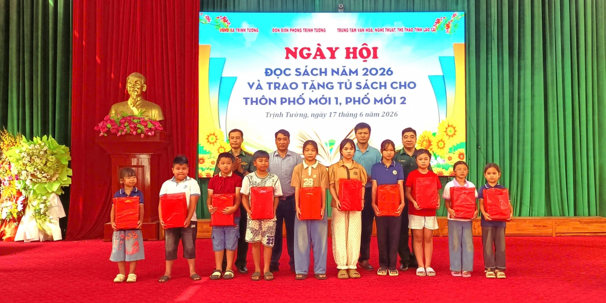 Sách là phần quà thiết thực dành tặng trẻ em vùng biên - Ảnh: Quang Thảo.