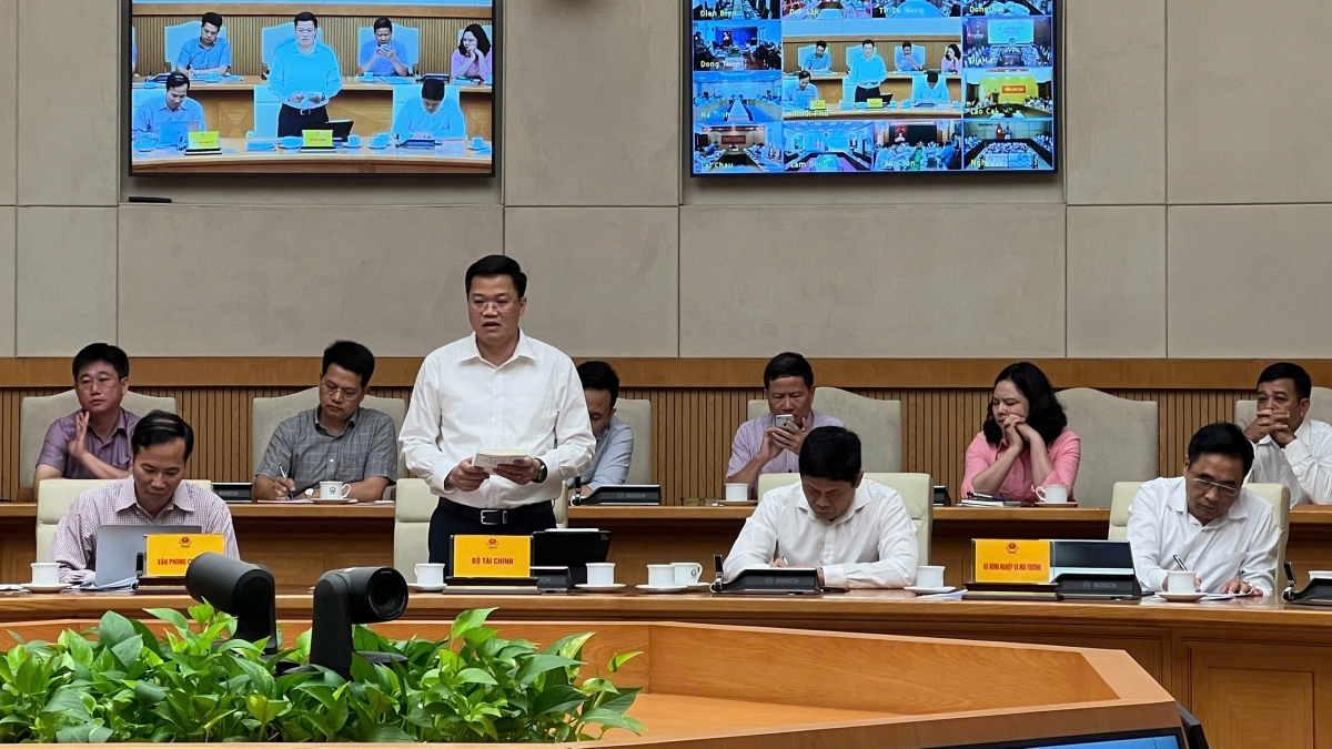 Đại diện Bộ Tài chính báo cáo tiến độ xây dựng trường học tại cuộc họp - Ảnh: Kim Thanh