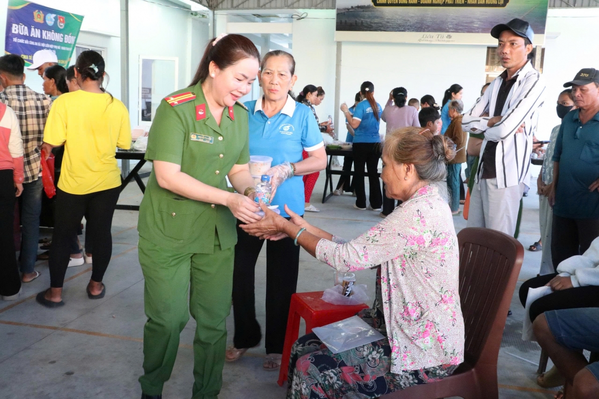 Thức ăn nước uống được trao tận tay người dân lớn tuổi - Ảnh: Thạch Hồng.