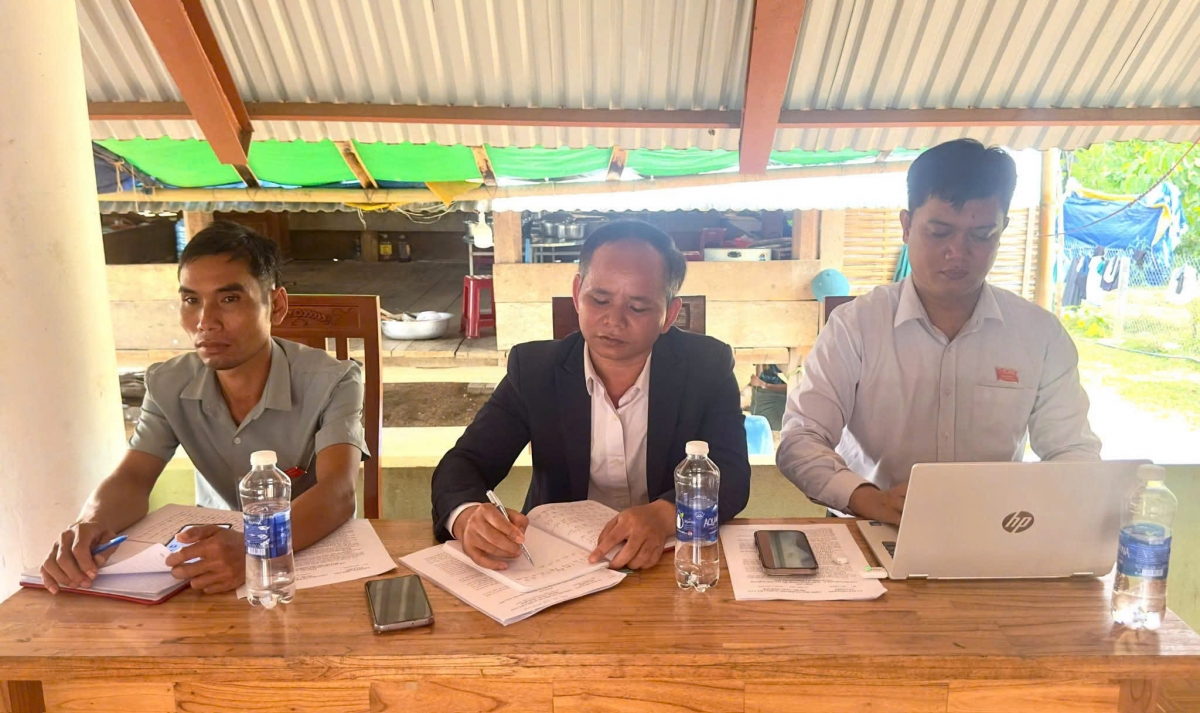 Lãnh đạo xã La Dêê thường xuyên xuống cơ sở để triển khai công tác phục vụ người dân
 