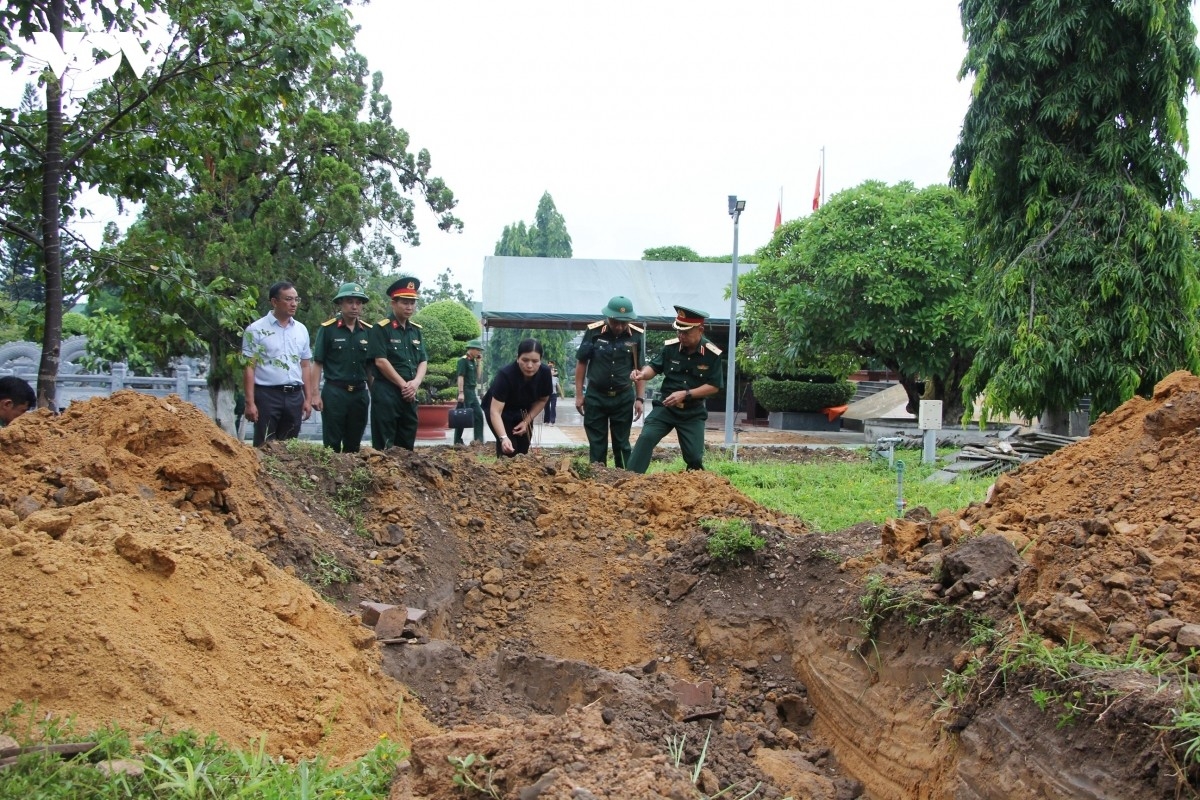 Kiểm tra khu vực tìm kiếm hài cốt liệt sĩ.